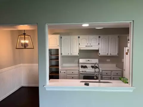 Kitchen - 334 Donna Ct UNIT B, Bartlett, IL 60103 photo 1 of 4