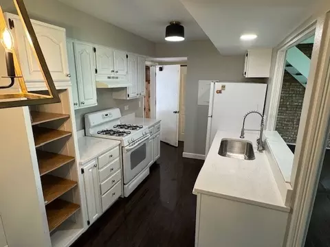 Kitchen - 334 Donna Ct UNIT B, Bartlett, IL 60103 photo 2 of 4