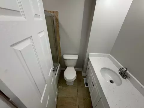 Bath - 334 Donna Ct UNIT B, Bartlett, IL 60103 photo 3 of 3