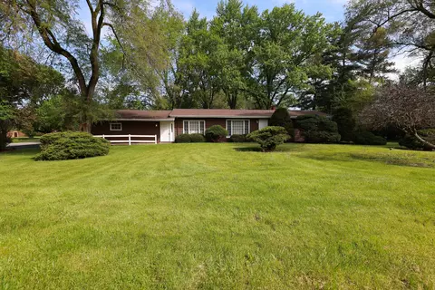 8 Herren Ln, Oswego, IL 60543