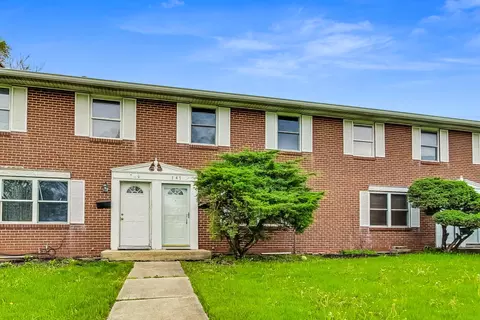 747 Old Indian Trl, Aurora, IL 60506