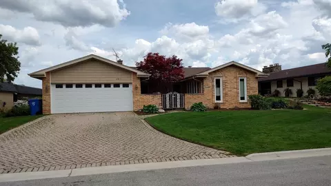 2813 Briarwood West Dr, Arlington Heights, IL 60005