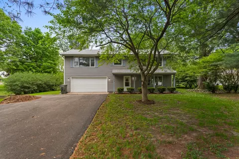 1512 W North Shore Dr, Mahomet, IL 61853