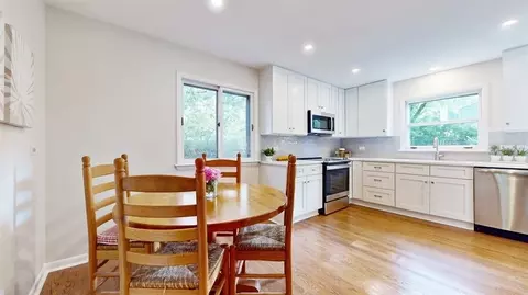 2501 Cherry Ln, Northbrook, IL 60062 photo 9