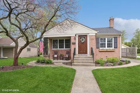 132 Iroquois Dr, Clarendon Hills, IL 60514