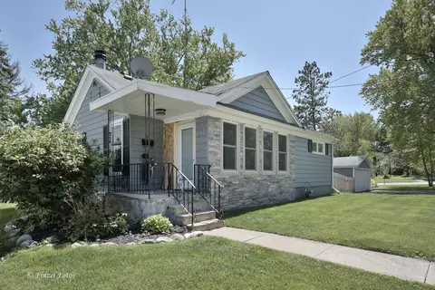 514 Amsterdam St, Woodstock, IL 60098