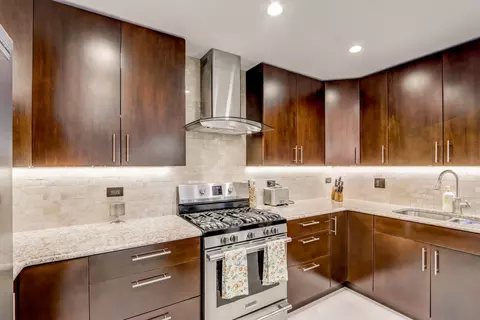 Kitchen - 148 Chestnut Ln, Wheeling, IL 60090 photo 2 of 5