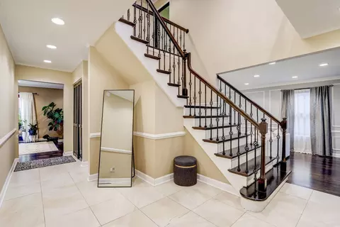 Entry Way - 148 Chestnut Ln, Wheeling, IL 60090 photo 2 of 3
