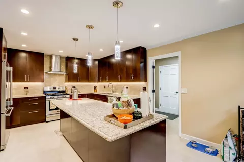 Kitchen - 148 Chestnut Ln, Wheeling, IL 60090 photo 1 of 5
