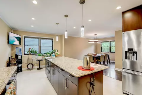 Kitchen - 148 Chestnut Ln, Wheeling, IL 60090 photo 4 of 5
