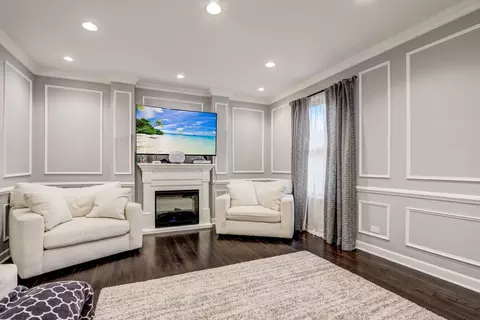 Living - 148 Chestnut Ln, Wheeling, IL 60090 photo 2 of 4