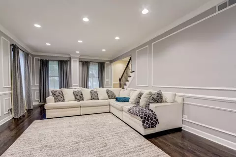 Living - 148 Chestnut Ln, Wheeling, IL 60090 photo 3 of 4