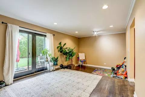Living - 148 Chestnut Ln, Wheeling, IL 60090 photo 4 of 4