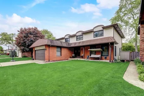 Exterior - 148 Chestnut Ln, Wheeling, IL 60090 photo 2 of 9