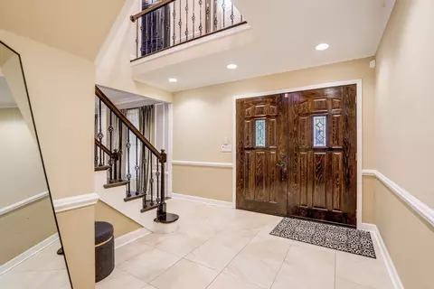 Entry Way - 148 Chestnut Ln, Wheeling, IL 60090 photo 1 of 3