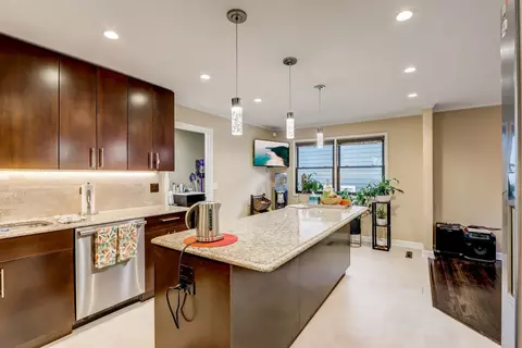 Kitchen - 148 Chestnut Ln, Wheeling, IL 60090 photo 3 of 5