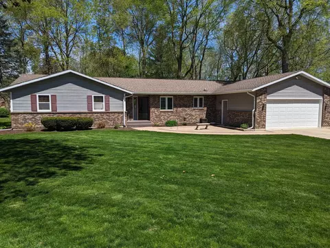 667 Sioux Dr, Freeport, IL 61032