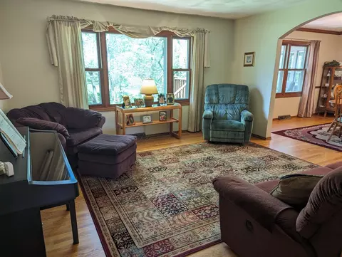 667 Sioux Dr, Freeport, IL 61032 photo 2