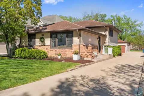 5549 S Washington St, Downers Grove, IL 60516