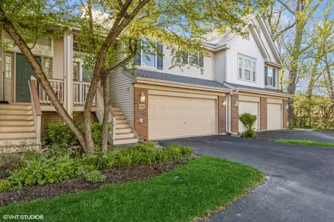 124 Meredith Ln, Streamwood, IL 60107