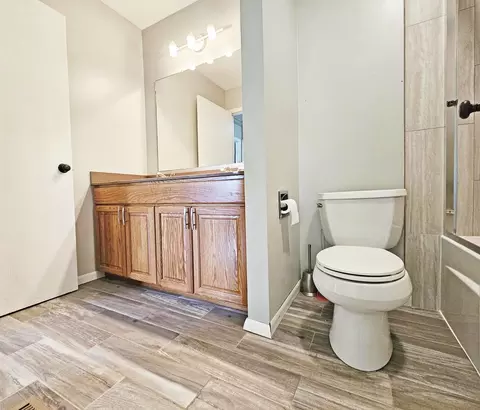 Bath - 507 Commanche Trl, Wheeling, IL 60090 photo 3 of 4