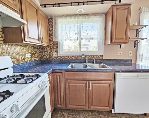 Kitchen - 507 Commanche Trl, Wheeling, IL 60090 photo 2 of 3