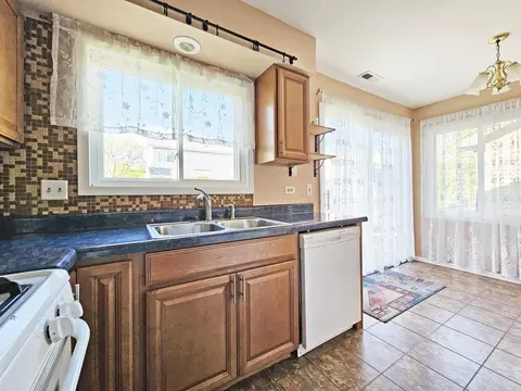Kitchen - 507 Commanche Trl, Wheeling, IL 60090 photo 1 of 3