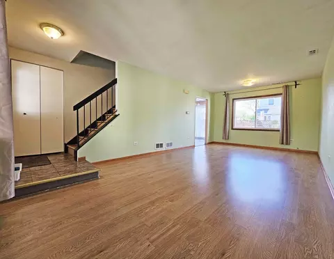 Living - 507 Commanche Trl, Wheeling, IL 60090 photo 1 of 2