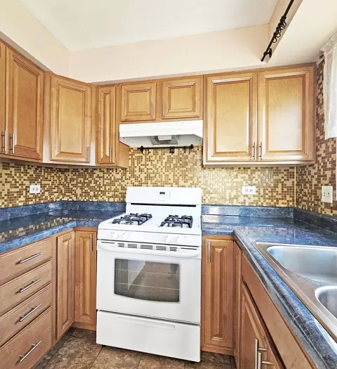Kitchen - 507 Commanche Trl, Wheeling, IL 60090 photo 3 of 3