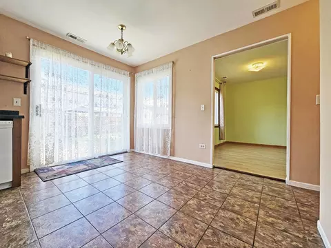Dining - 507 Commanche Trl, Wheeling, IL 60090 photo 1 of 1