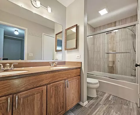 Bath - 507 Commanche Trl, Wheeling, IL 60090 photo 1 of 4