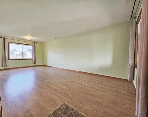 Living - 507 Commanche Trl, Wheeling, IL 60090 photo 2 of 2