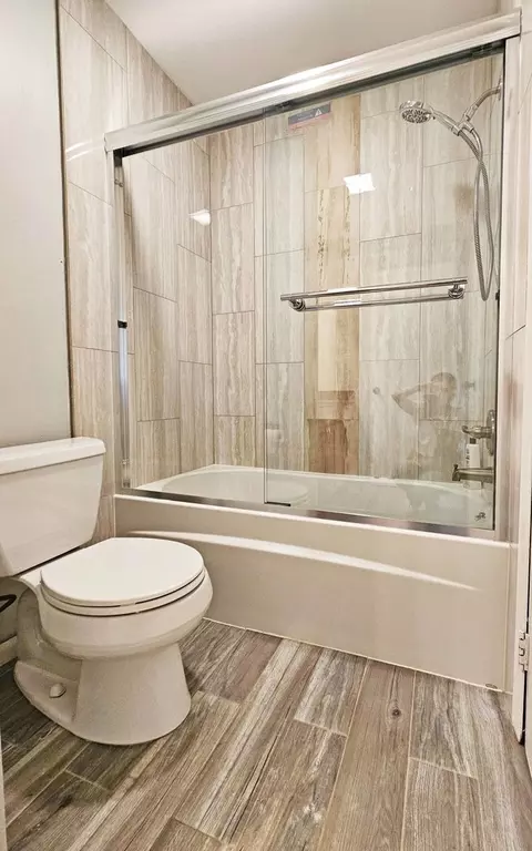 Bath - 507 Commanche Trl, Wheeling, IL 60090 photo 2 of 4