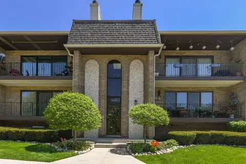 9192 Del Prado Dr #2N, Palos Hills, IL 60465