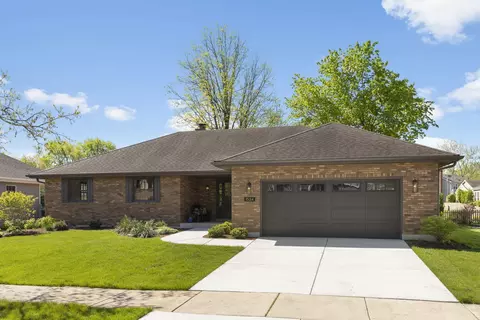 1524 Bradley Ct, Naperville, IL 60565