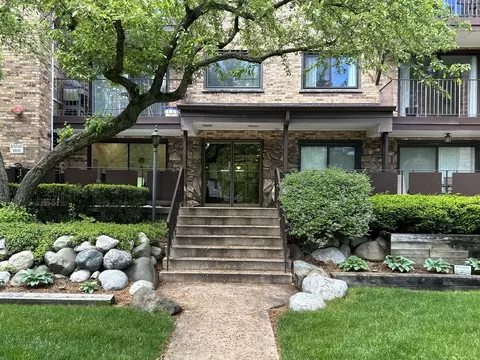 100 S Vail Ave #302, Arlington Heights, IL 60005