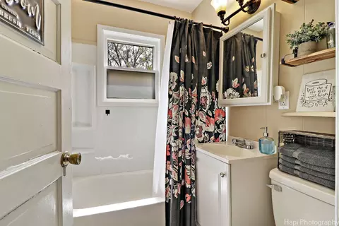 Bath - 4817 Roberts Rd, Mchenry, IL 60051 photo 1 of 2