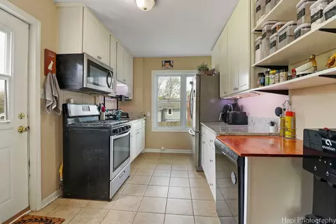 Kitchen - 4817 Roberts Rd, Mchenry, IL 60051 photo 1 of 2