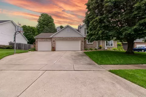19 Ravenwood Cir, Bloomington, IL 61704