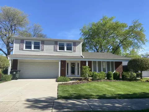 1722 S Chesterfield Dr, Arlington Heights, IL 60005