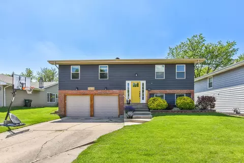 1460 N Oakmont Rd, Hoffman Estates, IL 60169