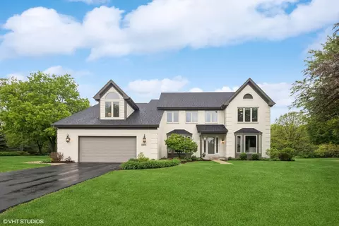 2805 Greenwood Ln, Saint Charles, IL 60175