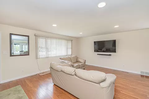 112 Hilltop Ave, Mchenry, IL 60050 photo 2