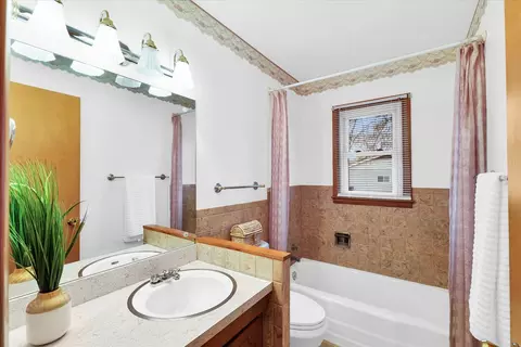 Bath - 307 E South St, Mansfield, IL 61854 photo 1 of 4