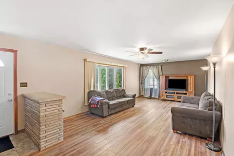 Living - 19 Park Pl, Kankakee, IL 60901 photo 1 of 2