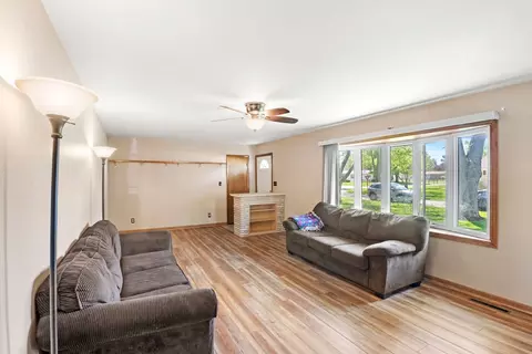 Living - 19 Park Pl, Kankakee, IL 60901 photo 2 of 2