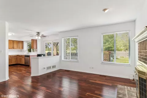 Living - 624 Grenache Ct, Bartlett, IL 60103 photo 3 of 4