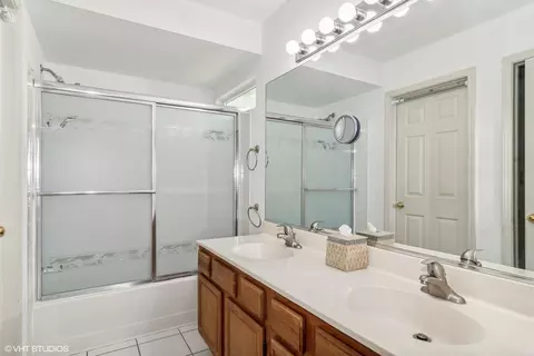 Bath - 624 Grenache Ct, Bartlett, IL 60103 photo 1 of 2