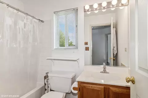 Bath - 624 Grenache Ct, Bartlett, IL 60103 photo 2 of 2