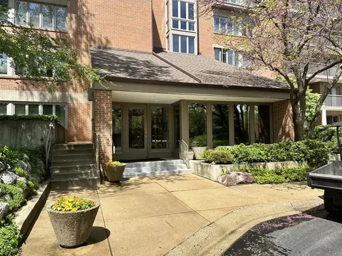 22 Park Ln #213, Park Ridge, IL 60068